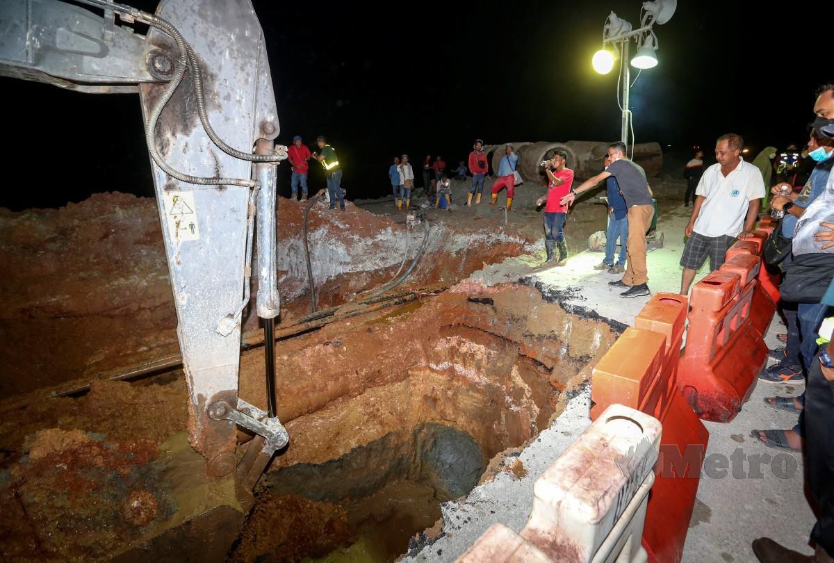 KAMAL memantau pembinaan pam air di kawasan Kampung Pak Teh Kana. FOTO Nik Abdullah Nik Omar