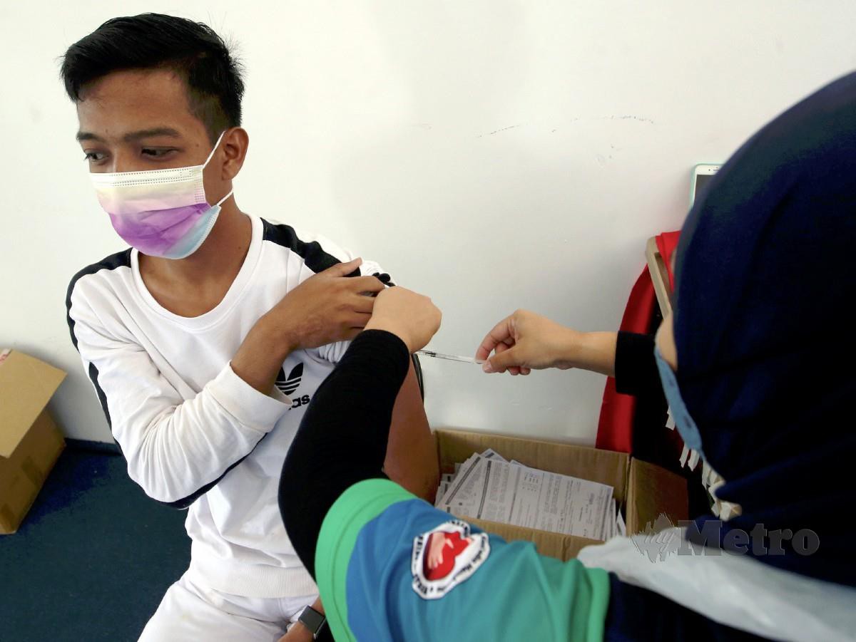 ANTARA penduduk yang hadir untuk mendapatkan dos penggalak vaksin Covid-19 di Kepala Batas, semalam. FOTO Danial Saad