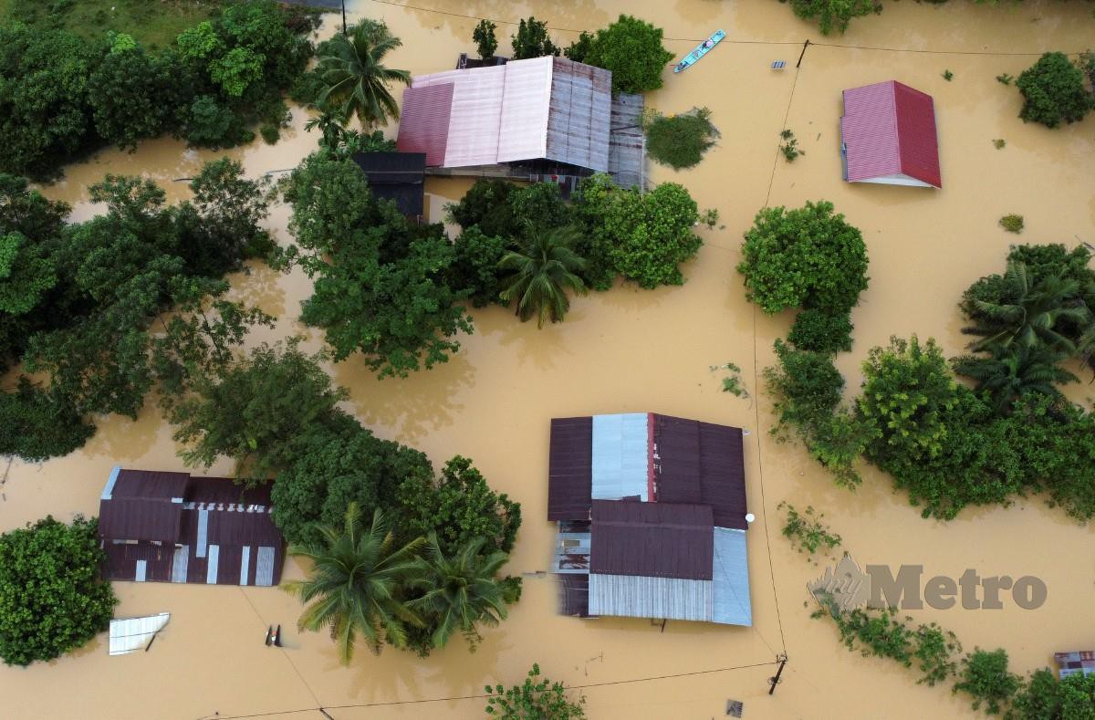 BEBERAPA rumah di Kampung Kuala Balah ditenggalami banjir akibat hujan lebat ketika tinjauan 31 Disember lalu. FOTO Nik Abdullah Nik Omar