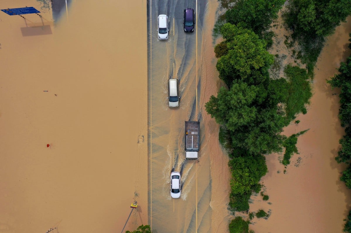RAKAMAN gambar dari udara berkenaan situasi semasa banjir yang melanda sekitar Pengkalan hari ini.