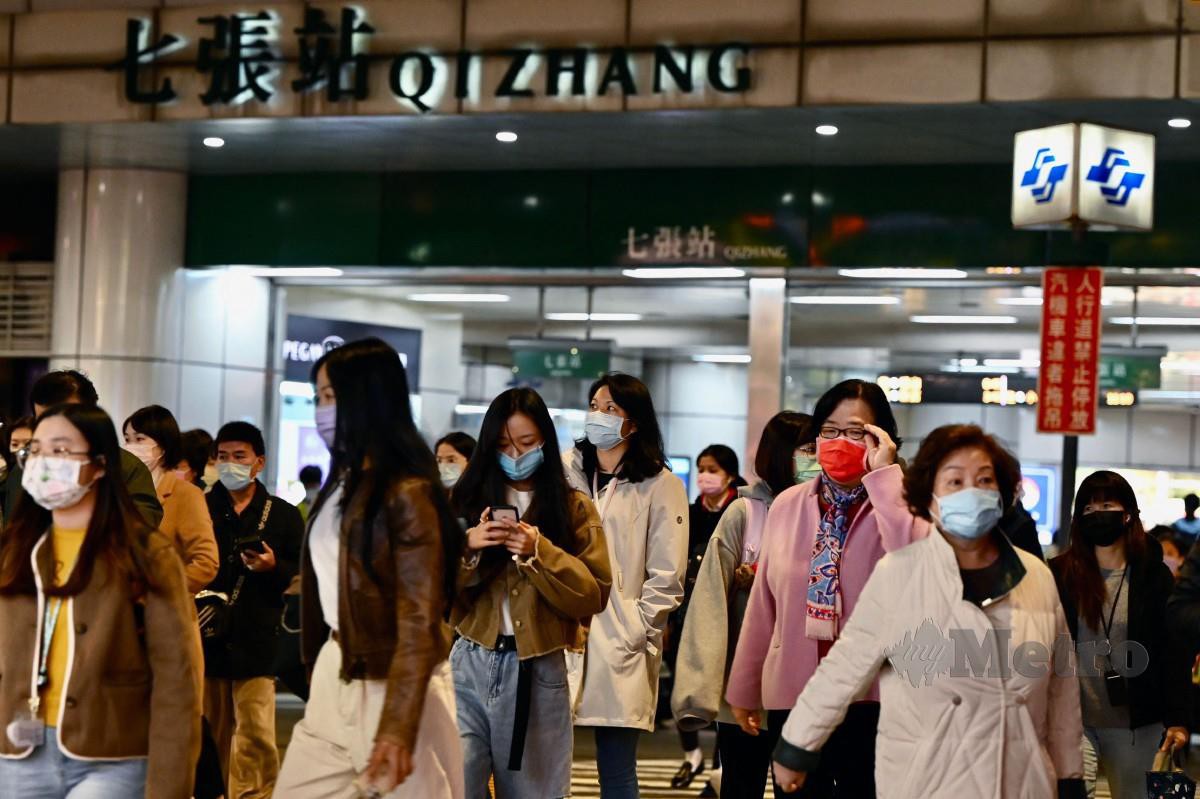 PENUMPANG meninggalkan stesen MRT Xindian di New Taipei City selepas gempa bumi melanda timur pantai Taiwan. FOTO AFP