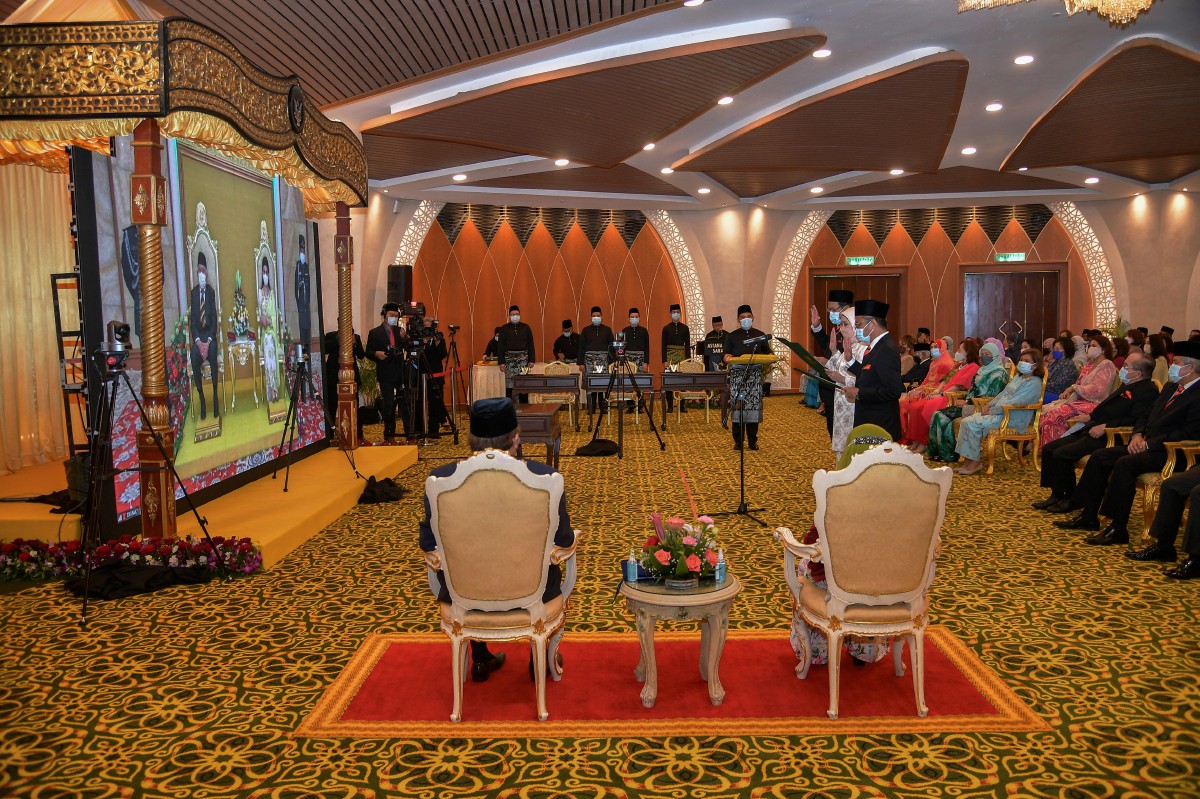 MAJLIS angkat sumpah barisan Kabinet baharu Sarawak diadakan secara maya. FOTO Bernama