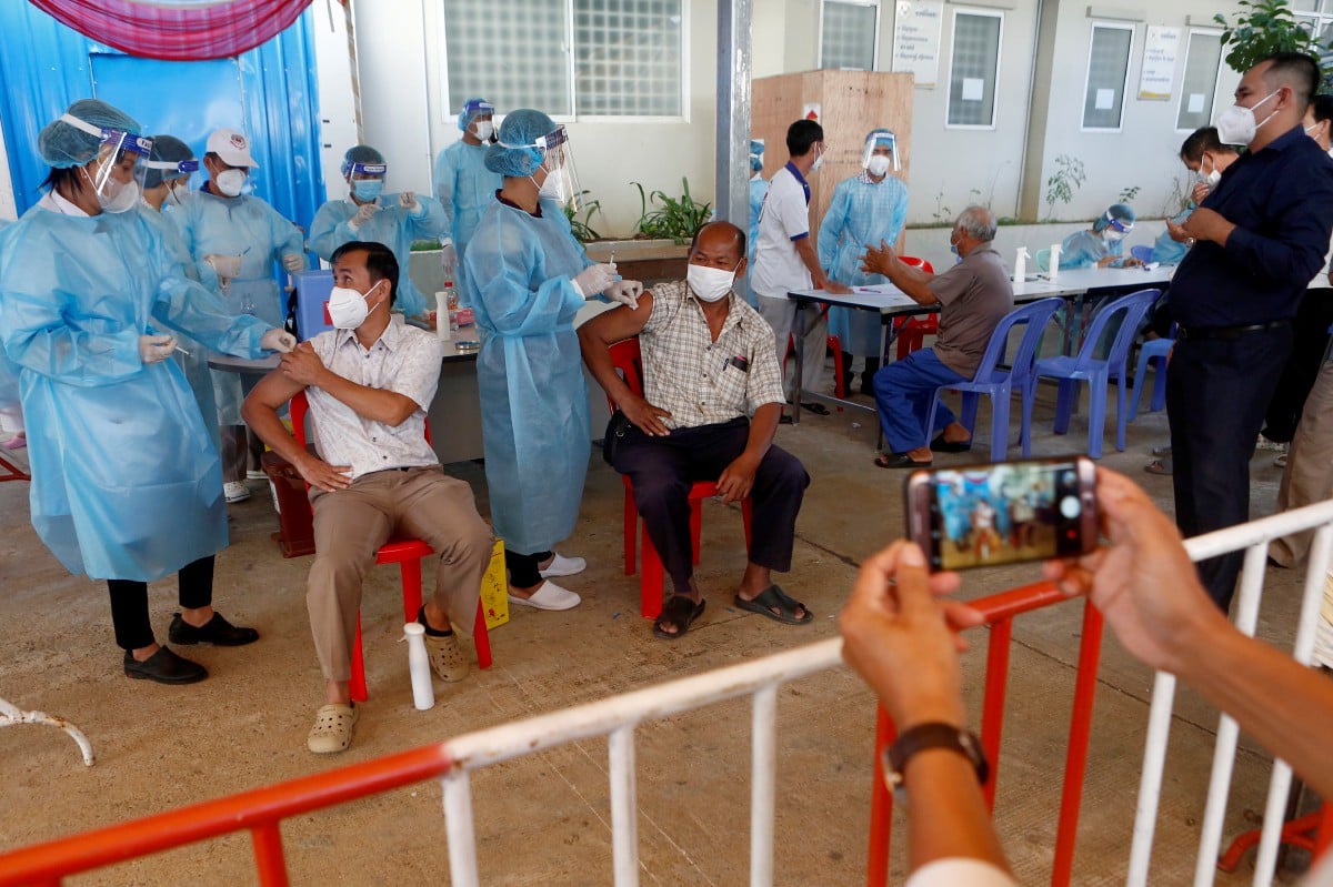 PENDUDUK Kemboja menerima vaksin dos penggalak keempat di Phnom Penh. FOTO EPA