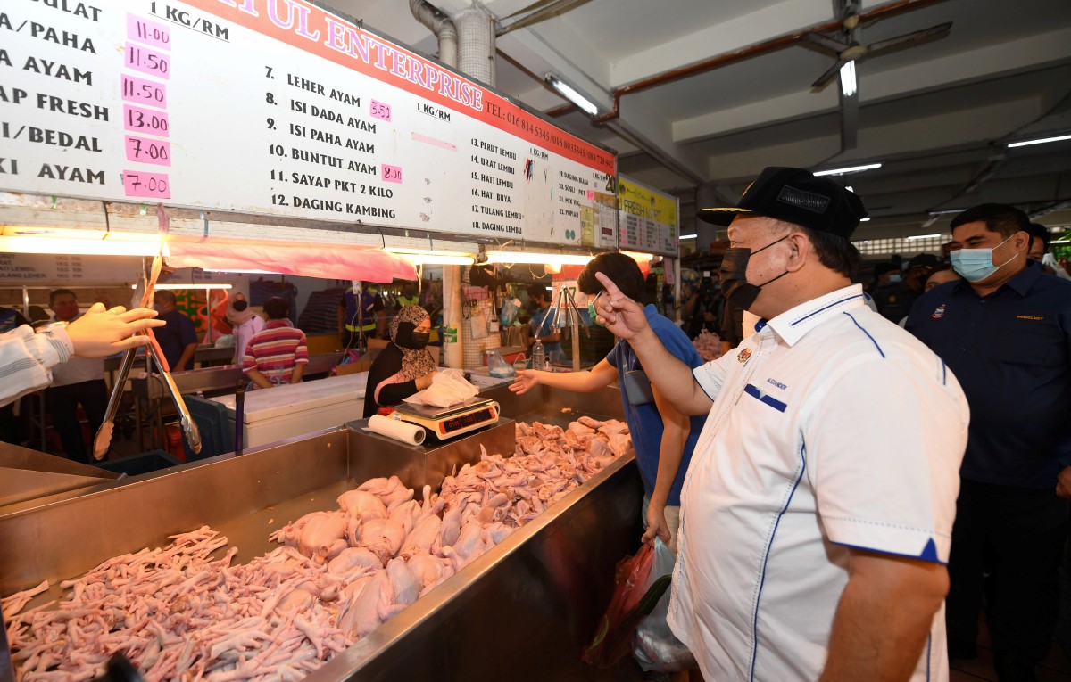 ALEXANDER Nanta (dua, kanan) bersama Menteri Pembangunan Masyarakat dan Kesejahteraan Rakyat Sabah Datuk Ir Shahelmay Yahya (kanan) meninjau harga ayam yang dijual di Pasar Besar Kota Kinabalu. FOTO Bernama