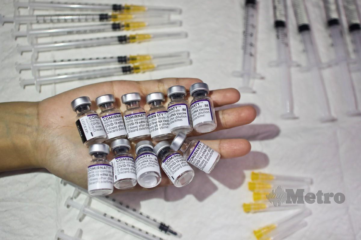 BOTOL mengandungi dos penggalak vaksinasi Covid-19 di Kuala Terengganu. FOTO arkib NSTP