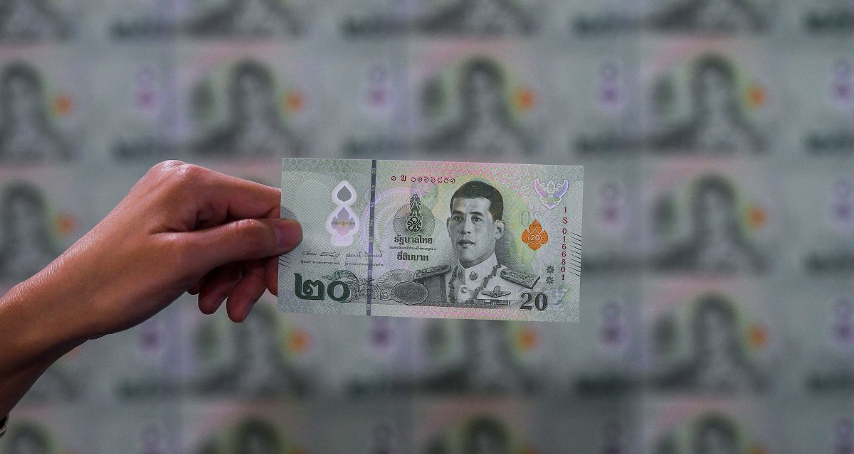 WANG kertas polimer 20 baht dipamerkan di ib pejabat Bank of Thailand di Bangkok, semalam. FOTO REUTERS