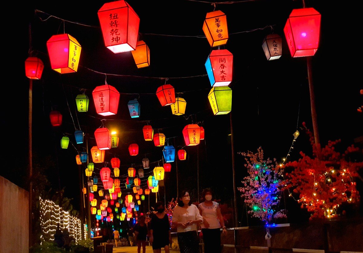 PENGUNJUNG melalui Jalan Lampu Langit di Kampung Baru Machap Umboo yang dihiasai dengan pelbagai lampu dan tanglung berwarna-warni sempena sambutan Tahun Baru Cina sehingga digelar 'Little Beijing.' FOTO Bernama