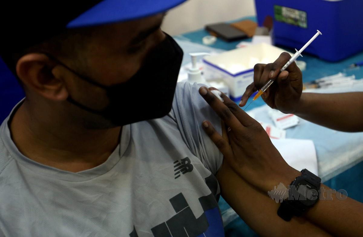 GAMBAR hiasan. Petugas perubatan memberikan suntikan dos penggalak vaksin Covid-19 kepada penerima di Seberang Jaya, kelmarin. FOTO Danial Saad