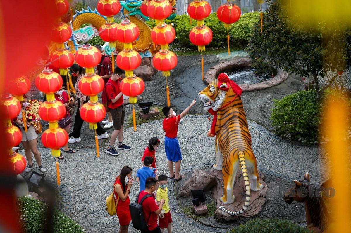TINJAUAN sambutan perayaan Tahun Baru Cina di Kuil Thean Hou, Kuala Lumpur. FOTO Aswadi Alias