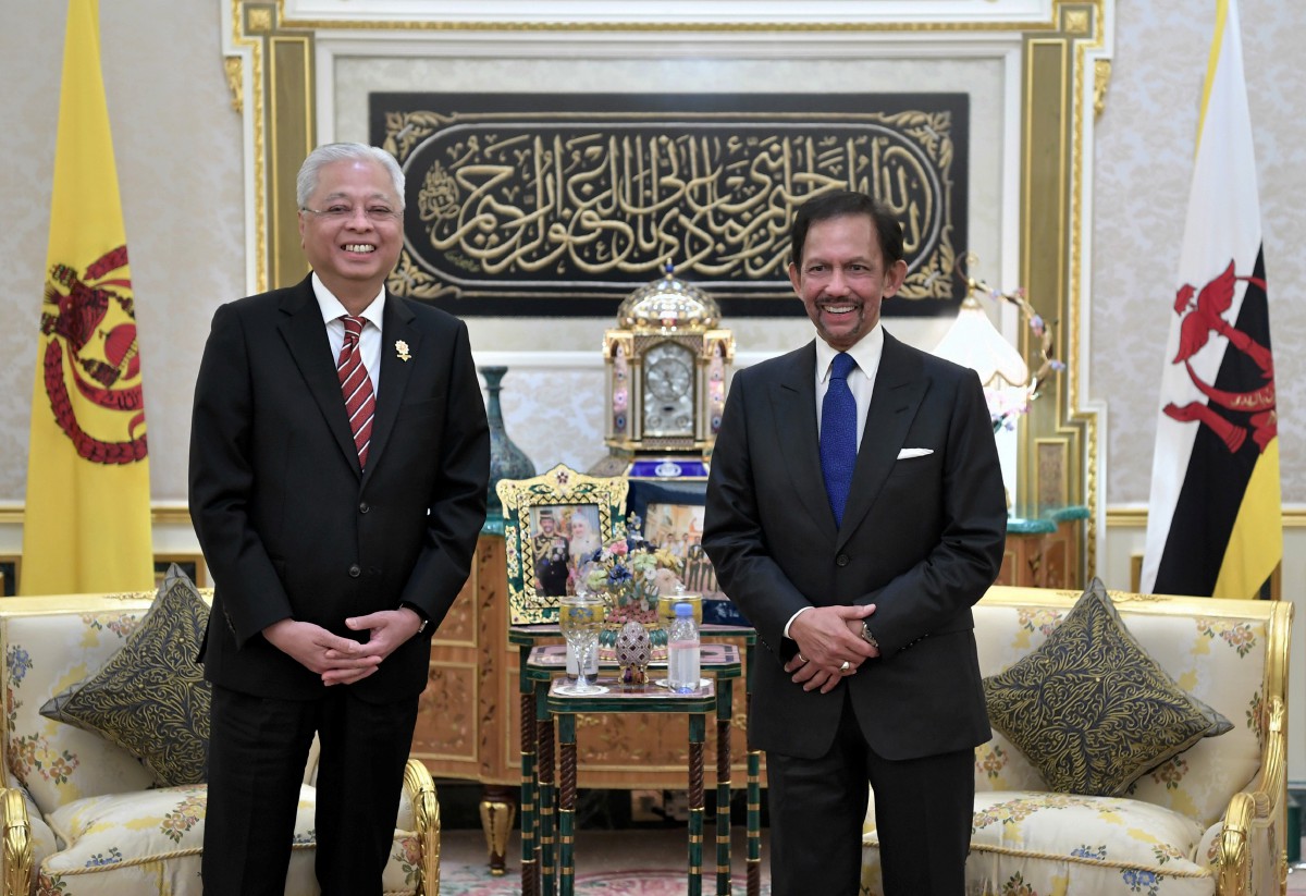 SULTAN Hassanal (kanan) berkenan mengadakan pertemuan bersama Ismail Sabri di Istana Nurul Iman. FOTO Bernama