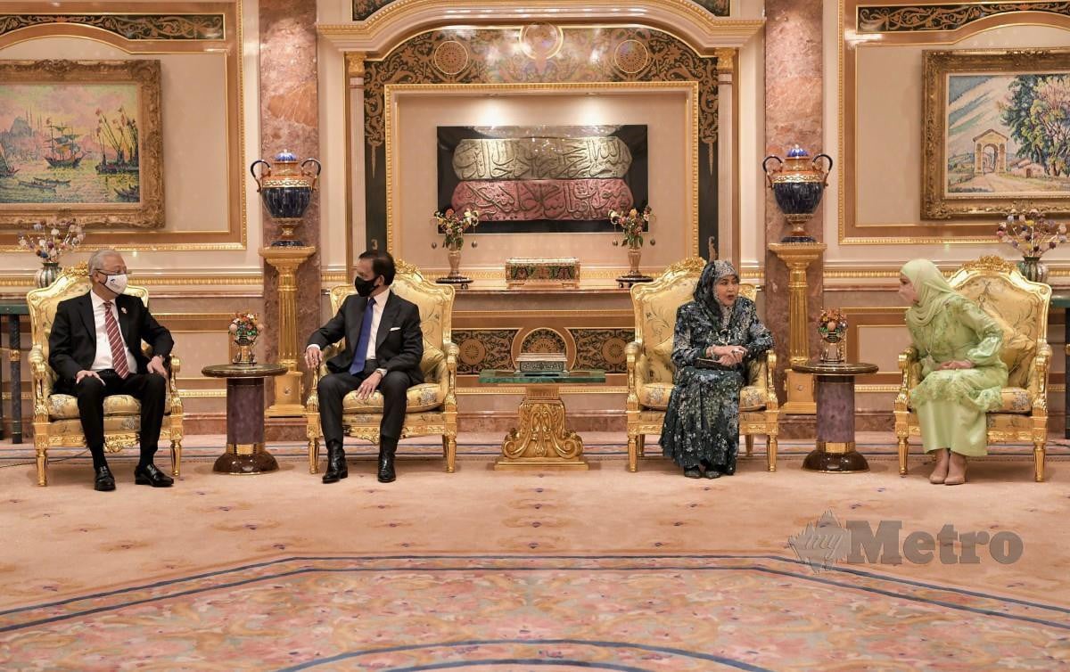 SULTAN Hassanal berkenan menerima menghadap Ismail Sabri (kiri) dan Muhaini (kanan) di Istana Nurul Iman. Turut berangkat Raja Isteri Pengiran Anak Saleha (dua, kanan). FOTO Bernama