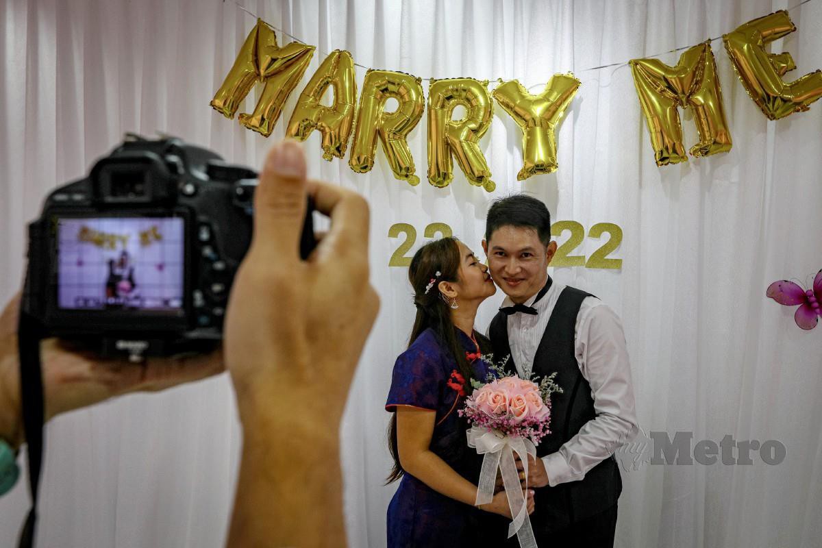 Tan Foon Chuan, 45,  bersama pasangannya Kathrina Thomas, 26, bergambar selepas mendaftar perkahwinan mereka di Alor Setar. FOTO Luqman Hakim Zubir