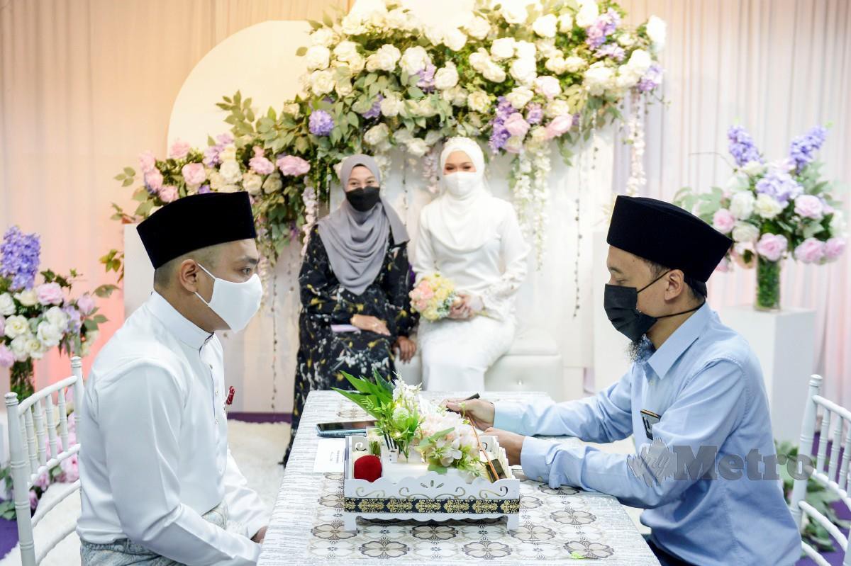 ANTARA pengantin yang melangsungkan majlis pernikahan di Jabatan Agama Islam Wilayah Persekutuan (JAWI), Kuala Lumpur. Seramai 28 pasangan pengantin direkodkan melangsungkan majlis pernikahan dengan lima orang pendaftar nikah yang bermula dari 9 pagi sehingga 4.30 petang. FOTO Aizuddin Saad