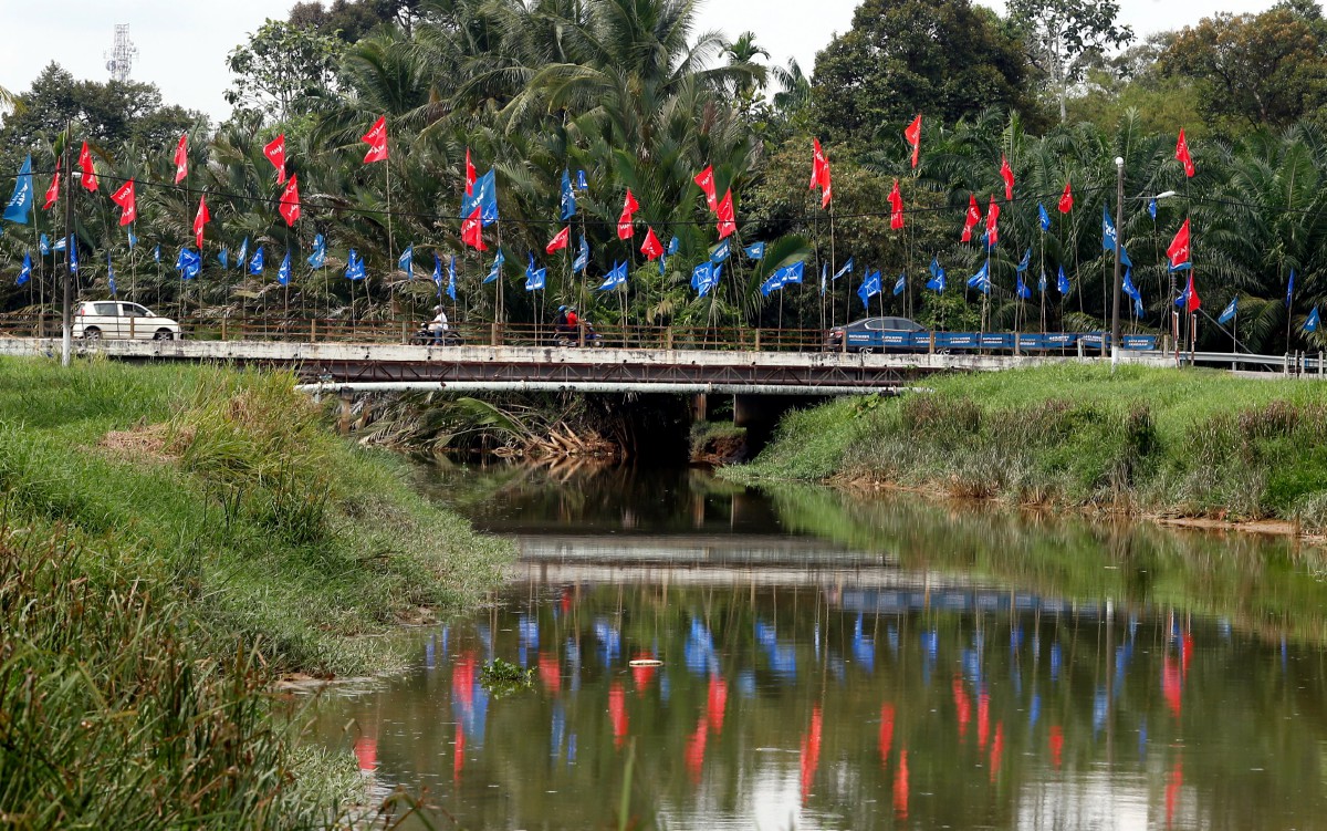 KELIHATAN bendera parti bertanding dipasang di Jambatan Sungai Terap, Muar. FOTO Hairul Anuar Rahim