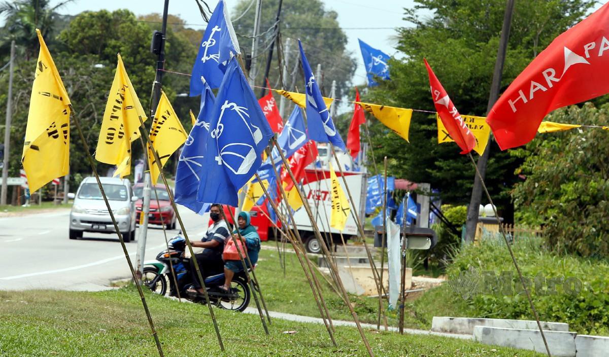 GAMBAR hiasan. Bendera parti bertanding dipasang di sepanjang jalan di Kampung Paya Panjang, Bukit Pasir. FOTO Hairul Anuar Rahim