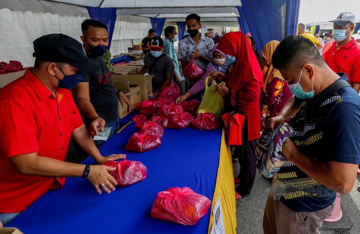 ORANG ramai membeli bekalan minyak masak pada program jualan Keluarga Malaysia. FOTO Azrul Edham Mohd Aminuddin