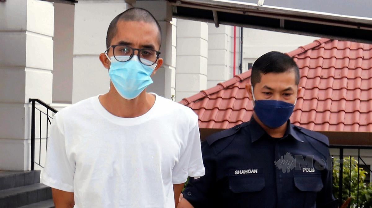 TERTUDUH (kiri) dibebaskan dengan jaminan RM20,000 dengan seorang penjamin sementara menunggu perbicaraan kes. FOTO L Manimaran