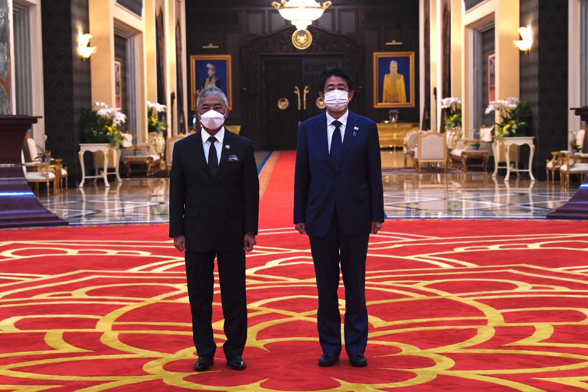 AL-SULTAN Abdullah berkenan bergambar bersama Abe selepas menerima menghadap di Istana Negara. FOTO Bernama