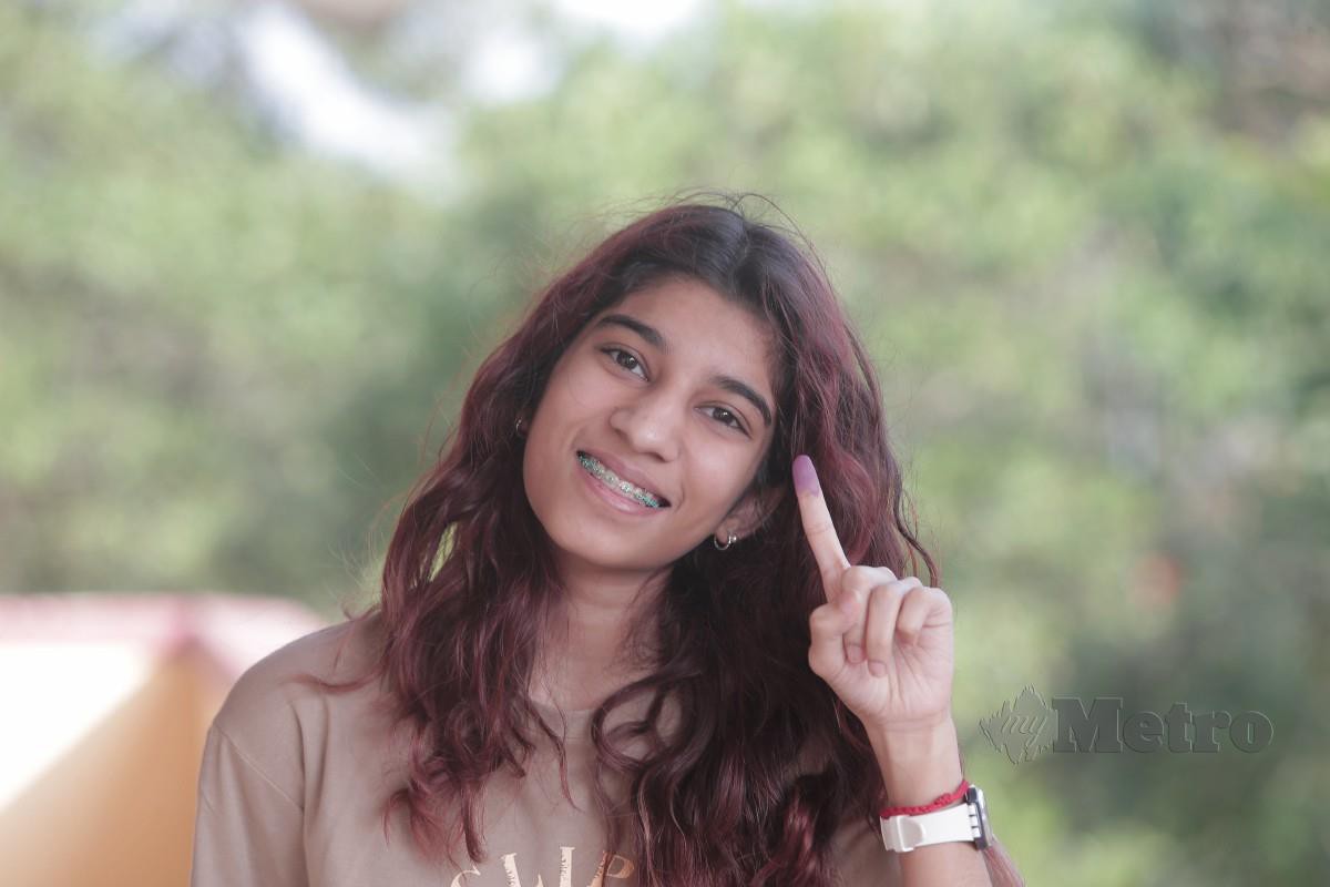 Sanjena Ananthan, 18, mengundi buat pertama kali bagi DUN Perling di SK Taman Sutera, Johor Bahru. FOTO NUR AISYAH MAZALAN