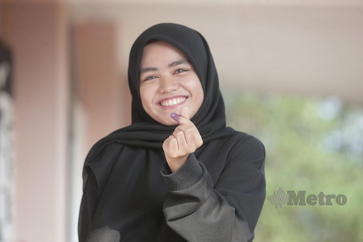 Nadia Nur Aisyah Abdull Manan, 18,  mengundi buat pertama kali bagi DUN Perling di SK Taman Sutera, Johor Bahru. FOTO NUR AISYAH MAZALAN