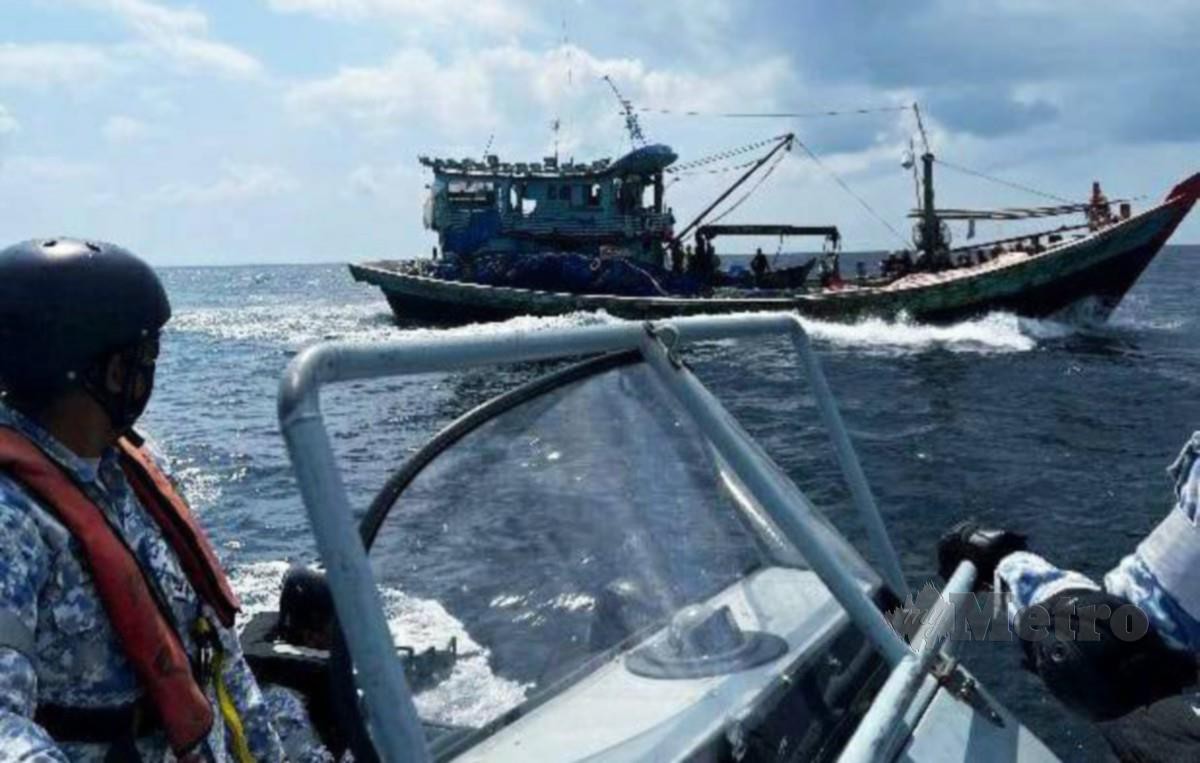 TLDM mengusir bot nelayan asing yang dipercayai cuba menceroboh perairan negara. FOTO ihsan TLDM