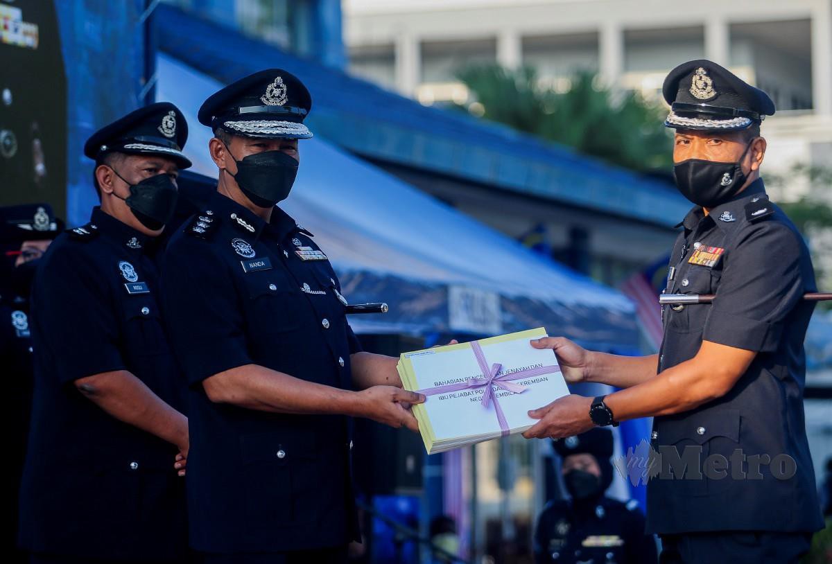 Nanda Maarof (dua kiri) menyampaikan sijil penghargaan kepada anggota pada sambutan Hari Polis Ke-215 Peringkat Ibu Pejabat Polis Daerah Seremban. FOTO Azrul Edham Mohd Aminuddin