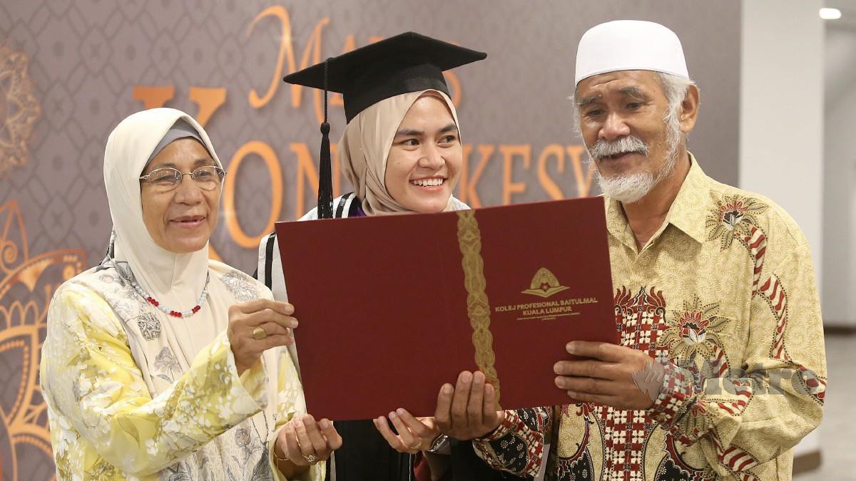 NUR Hidayah (tengah) berkongsi kegembiraan bersama bapa, Mohd Teridi Hashim (kanan) dan ibu, Noorsiah Abd Latif selepas dinobatkan graduan. FOTO Saifullizan Tamadi