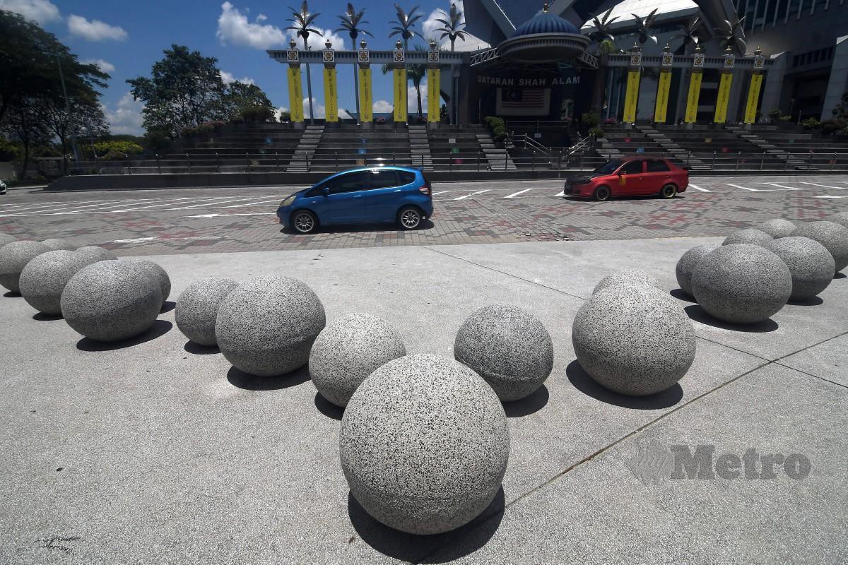 Kelihatan bayang-bayang bebola batu berada tepat di bawah objek susulan fenomena Tengah Hari Tanpa Bayang yang berlaku pada 1.20 di Pusat Bandar Shah Alam pada 28 Mac 2022. FOTO Bernama