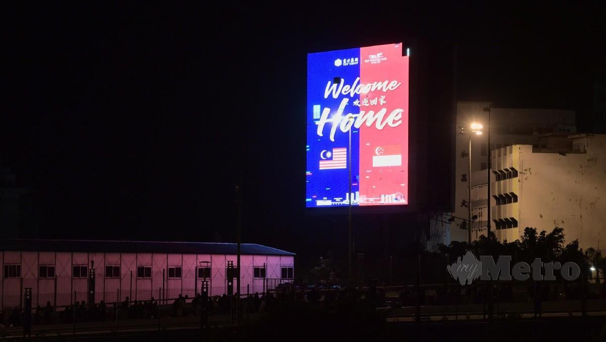 PAPARAN digital 'welcome home' (selamat pulang) menyambut ketibaan rakyat Malaysia di Tambak Johor apabila sempadan Malaysia-Singapura dibuka 12 tengah malam 1 April 2022. FOTO Bernama