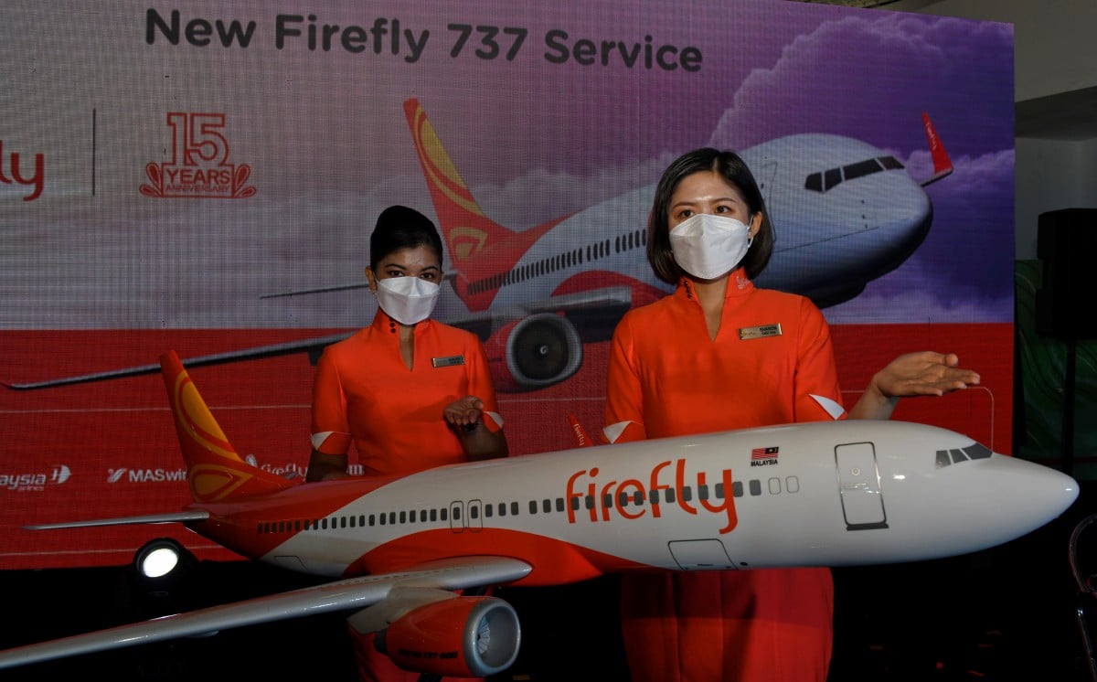 Pramaguri Firefly Sharon Chang (kanan) dan Ranjita Ganesan menunjukkan model pesawat Firefly Boeing 737 yang memulakan operasi penerbangan. FOTO Bernama