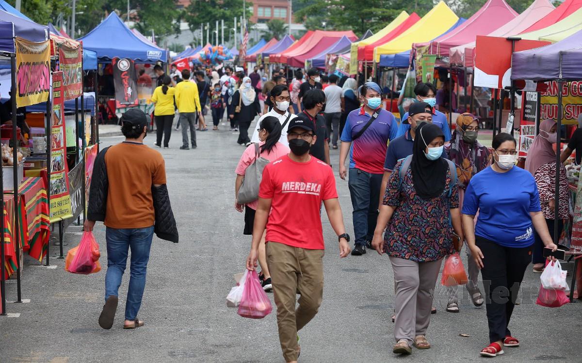 GAMBAR hiasan. Orang ramai mengunjungi bazar ramadan di Kuala Lumpur. FOTO arkib NSTP