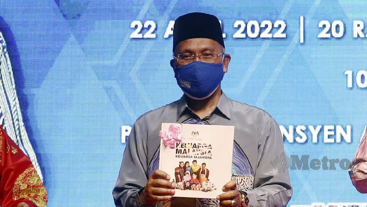 IDRIS Ahmad ketika pelancaran Buku Keluarga Malaysia Keluarga Sejahtera. FOTO Mohd Fadli Hamzah