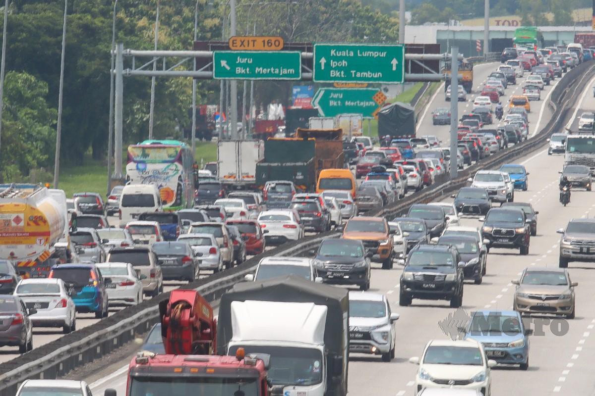 JUMLAH kenderaan meningkat serta trafik bergerak perlahan arah selatan dari Perai ke Tol Juru ketika tinjauan 12.30 tengah hari tadi. FOTO Danial Saad