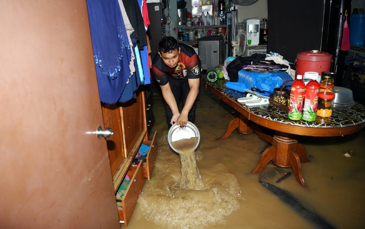 SEORANG penduduk Kampung Semarak terjejas apabila kediamannya dinaiki air akibat banjir kilat berikutan hujan lebat. FOTO Bernama