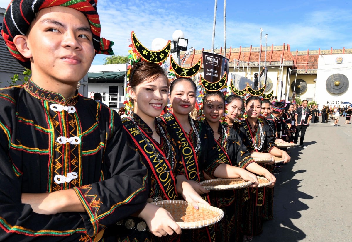 SEKUMPULAN pemuda suku kaum Dusun Tombonuo Pitas yang berpakaian tradisional Sabah bersedia menyambut ketibaan orang kenamaan dan orang ramai pada pembukaan sambutan Pesta Kaamatan peringkat negeri di Hongkod Koisaan Penampang. Pembukaan pesta itu akan disempurnakan Ketua Menteri Sabah Datuk Seri Hajiji Noor. FOTO Bernama