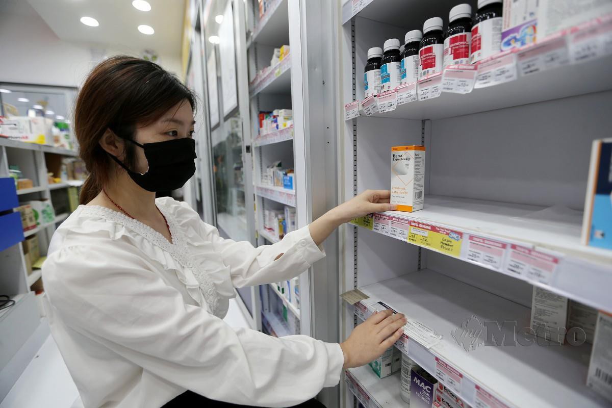 GAMBAR hiasan. Ahli farmasi menyusun stok ubat batuk yang berkurangan ketika tinjauan di Kuala Lumpur, Ahad lalu. FOTO arkib NSTP