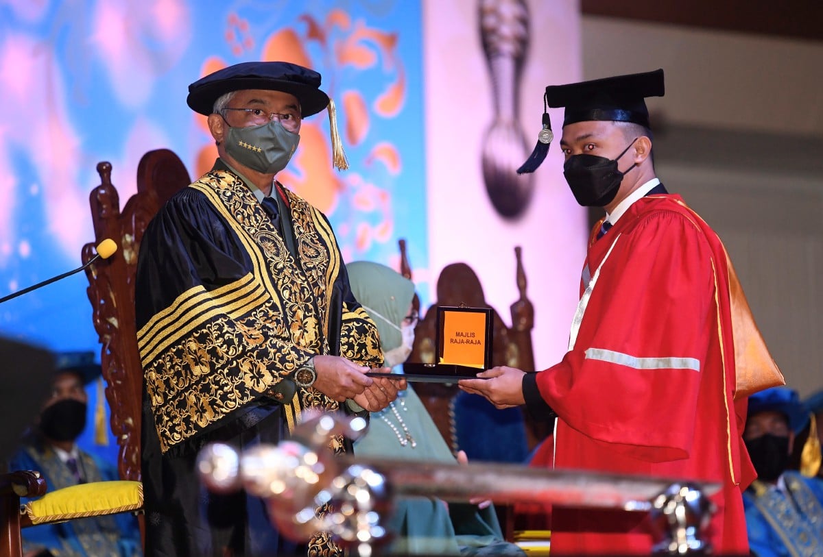 AL-SULTAN Abdullah berkenan menyampaikan Anugerah Pingat Emas Pelajaran Diraja kepada Amirul Ariffin Ahmad Jaya. FOTO Bernama