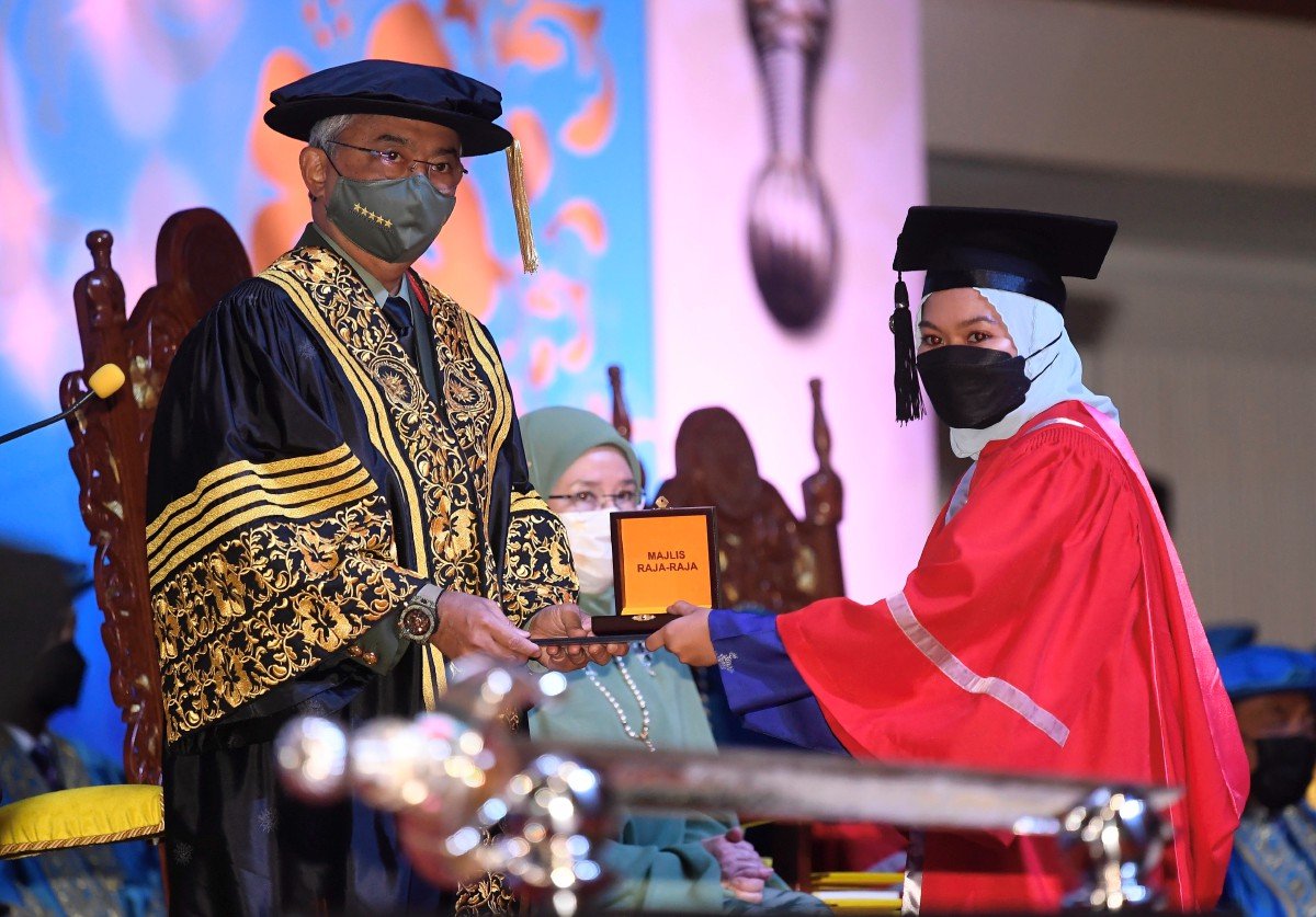 AL-SULTAN Abdullah berkenan menyampaikan Anugerah Pingat Emas Pelajaran Diraja kepada Lt M Nur Aisyah Aqilah Mohd Fauzi. FOTO Bernama