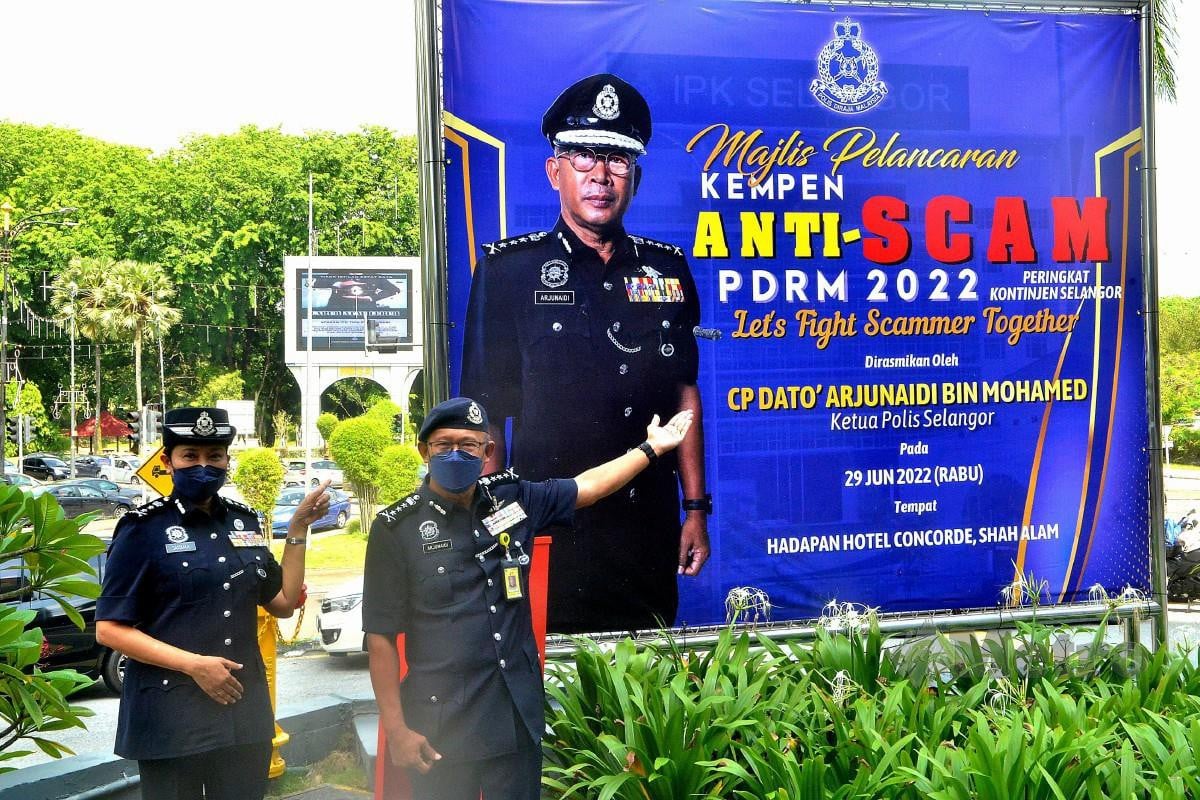 ARJUNAIDI (kanan) pada Majlis Pelancaran Kempen Anti-Scam PDRM 2022 Peringkat Selangor. FOTO Faiz Anuar