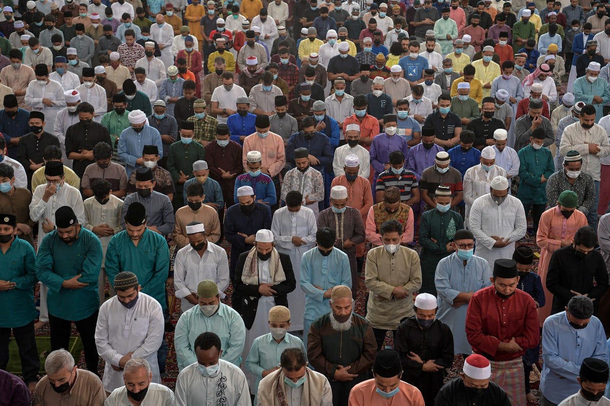Suasana solat sunat Aidiladha yang berlangsung di Masjid Wilayah Persekutuan, Kuala Lumpur dipenuhi dengan jemaah dan saf dirapatkan selaras dengan peralihan negara ke dalam fasa endemik. FOTO Bernama