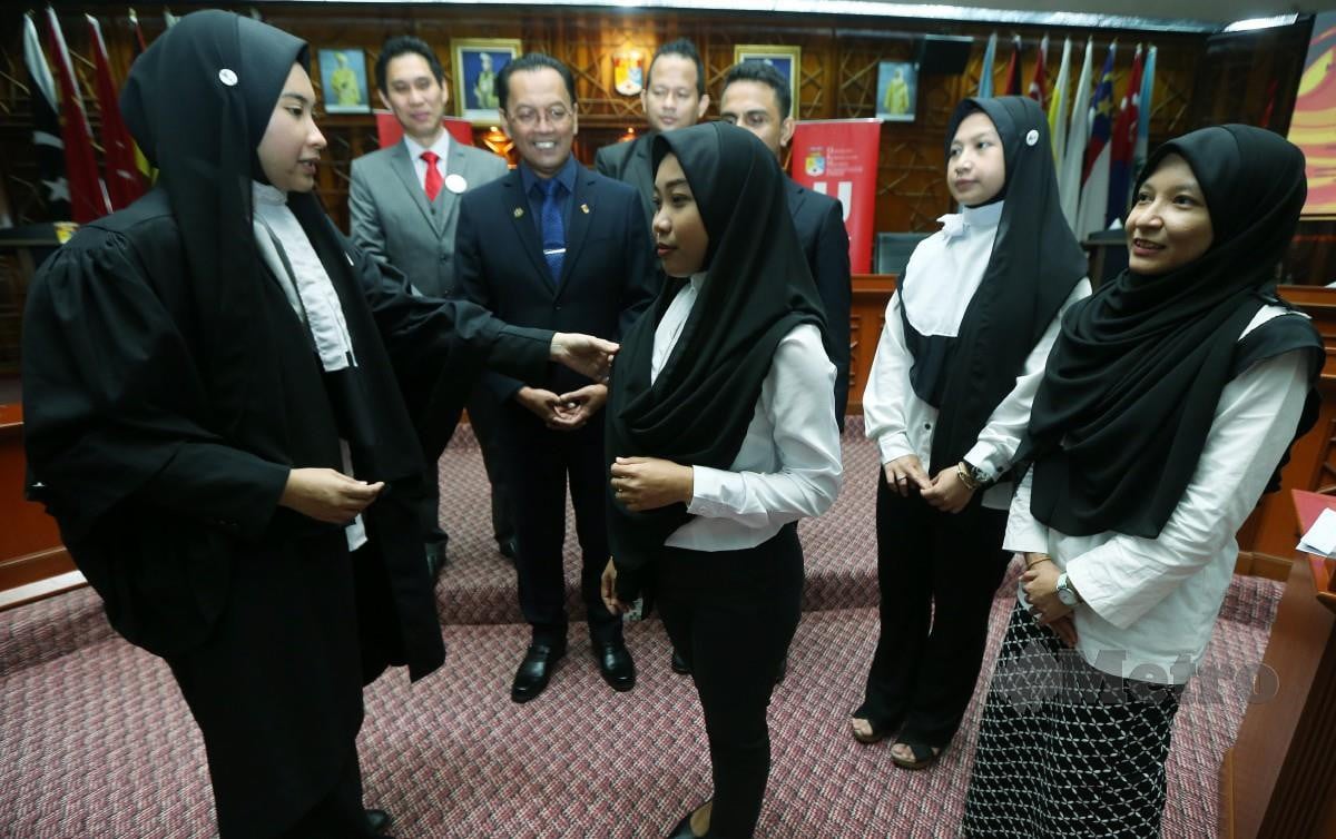 DR Saidatul Nadia (kiri) menerangkan kemudahan Hijabbib untuk peguam wanita kepada Dr Wan