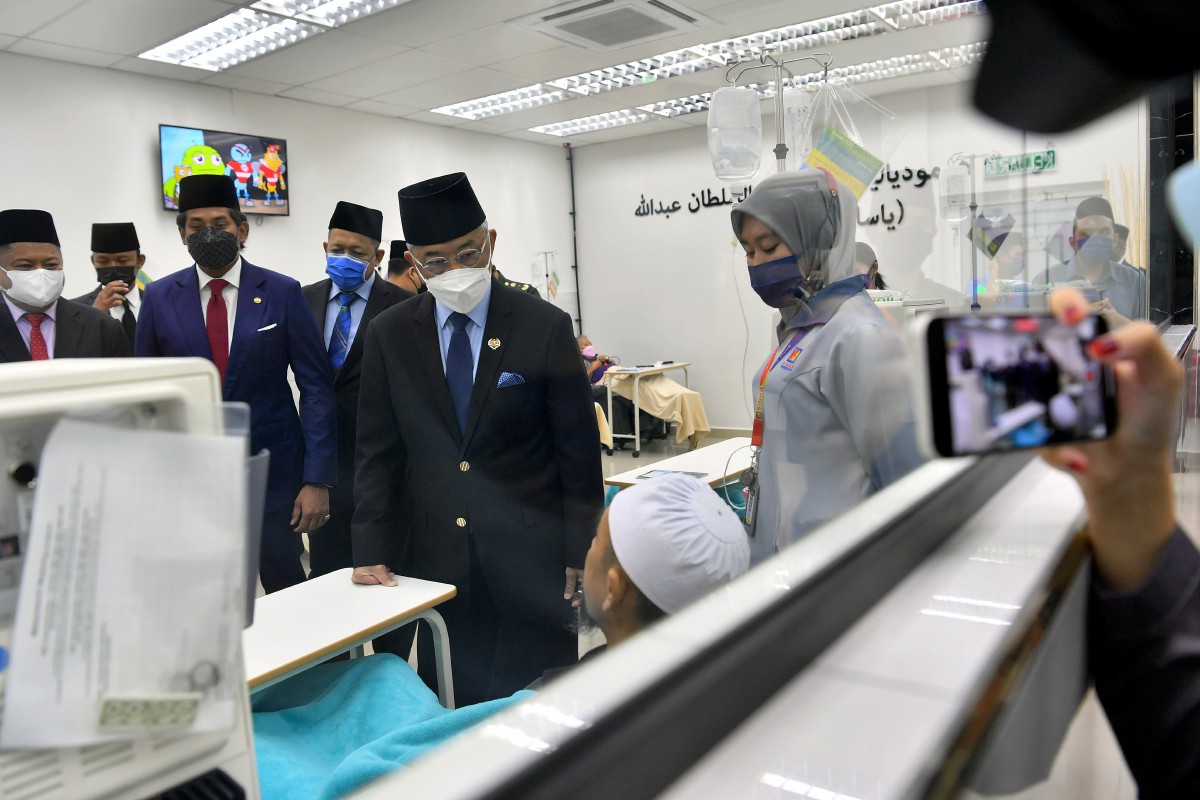 AL-SULTAN Abdullah berkenan menyantuni seorang pesakit ketika berangkat ke Majlis Perasmian Pusat Hemodialisis Yayasan Al-Sultan Abdullah (YASA) Taman Melati. FOTO Bernama
