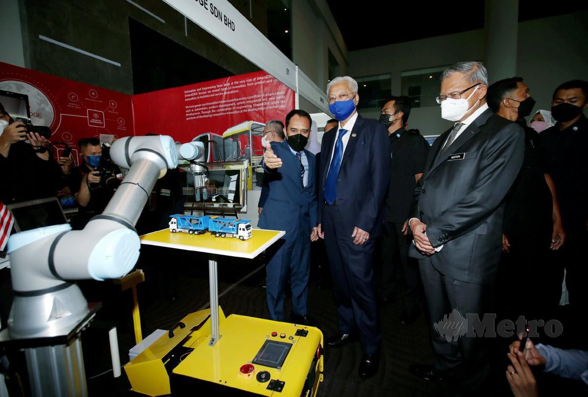 ISMAIL Sabri (depan, dua kiri) melawat ruang pameran di Majlis Pelancaran Persidangan Inovasi Malaysia 2022. FOTO Eizairi Shamsudin