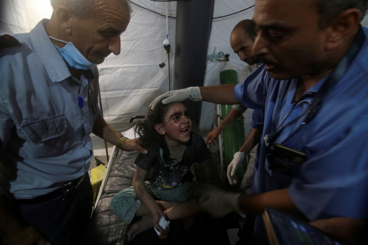 ANGGOTA perubatan merawat kanak-kanak perempuan di hospital al Najar hospital susulan serangan Israel pada kediaman keluarganya di Rafah pada Sabtu. FOTO AP