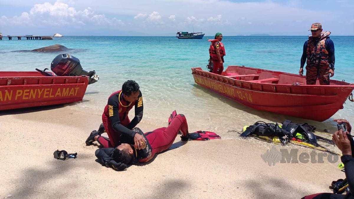 MOHD Wildan (kanan) melihat simulasi penyelamatan anggota PPDA yang ‘tidak sedarkan diri’ ketika latihan selaman semasa Kursus Pengukuhan PPDA JBPM Kelantan. FOTO Siti Rohana Idris