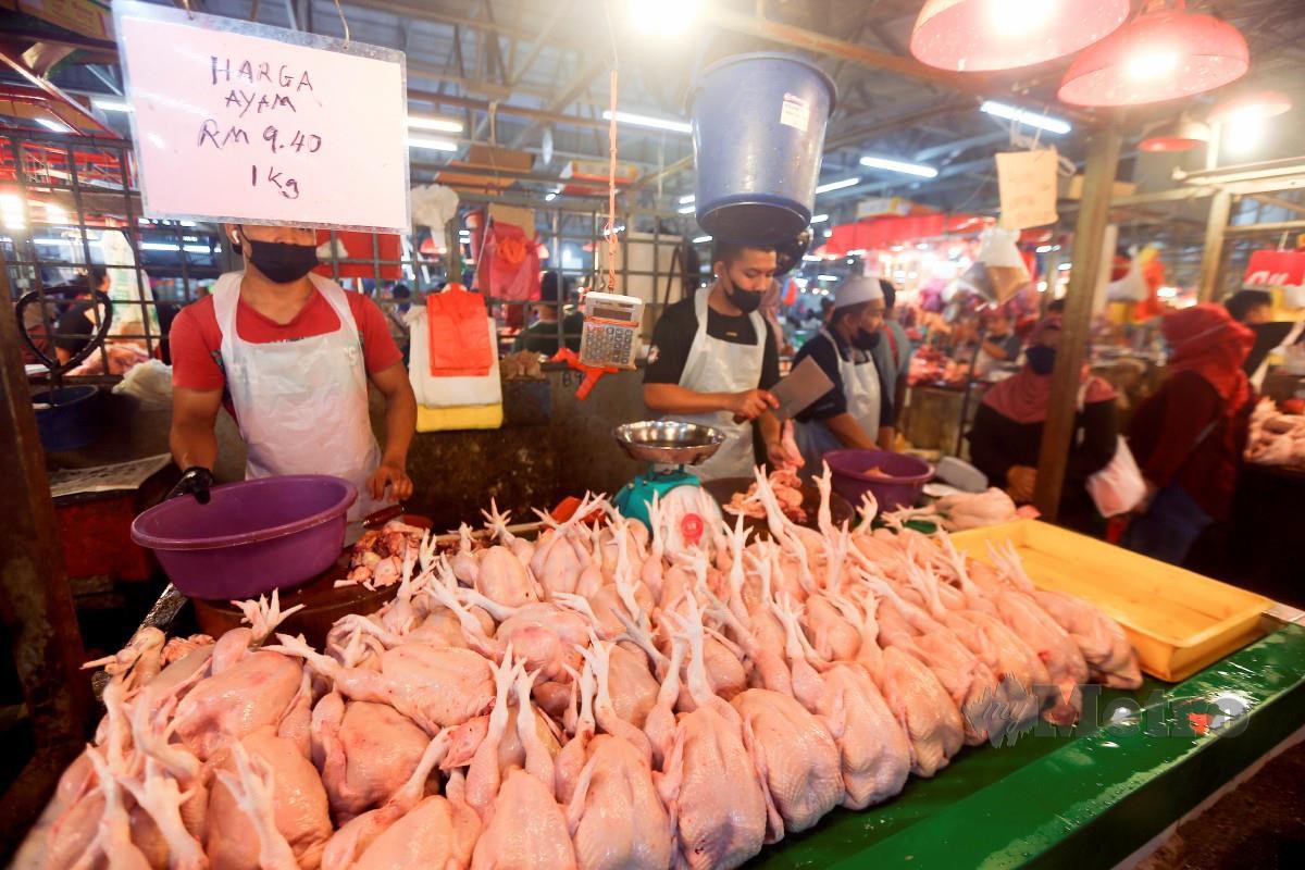 PENIAGA di Pasar Chow Kit masih mengekalkan harga ayam siling RM9.40 ketika tinjauan. FOTO Genes Gulitah