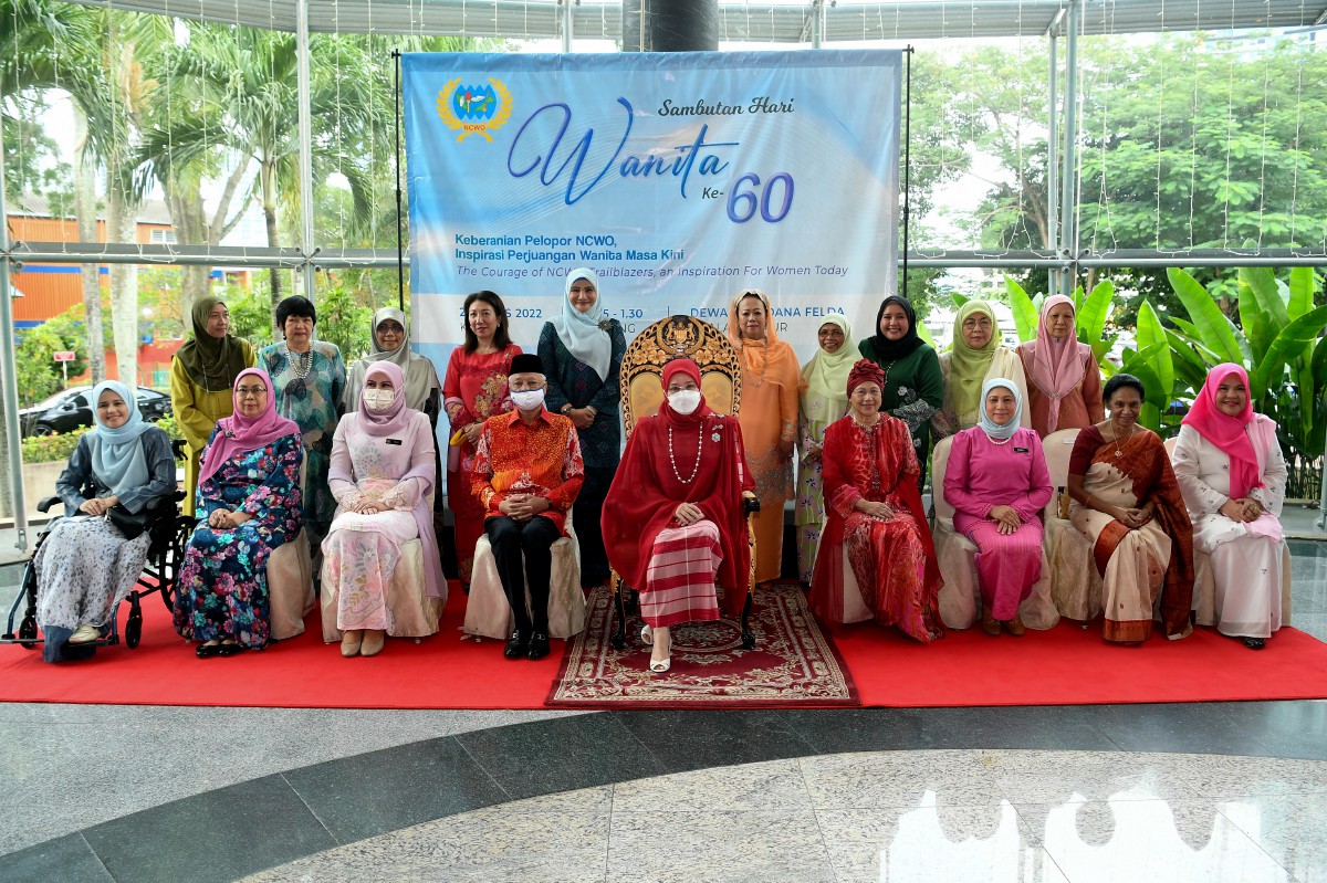 TUNKU Azizah (tengah) berkenan bergambar kenangan pada majlis sambutan Hari Wanita Kebangsaan ke-60 di Dewan Perdana Felda hari ini. 
