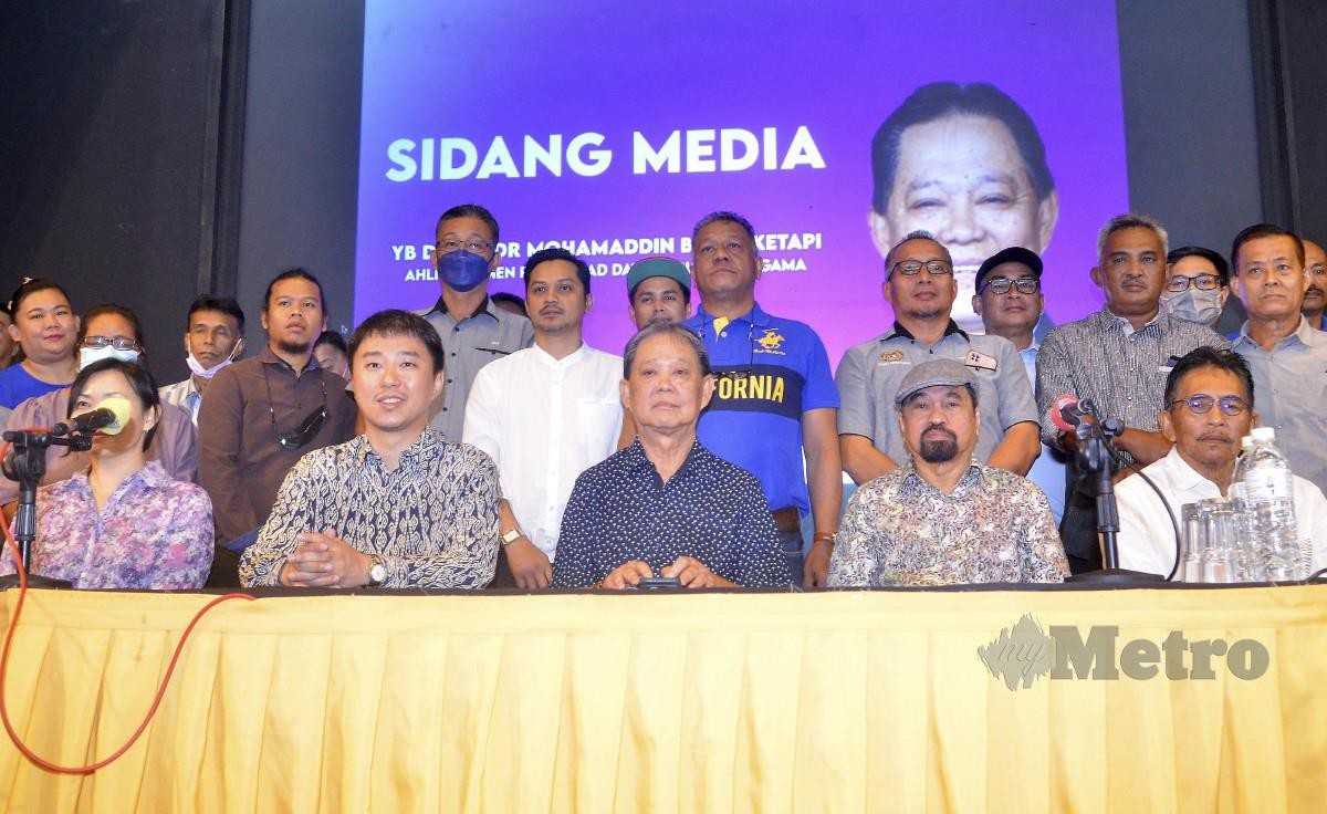 MOHAMADIN (duduk tengah) mengumumkan menyertai Parti Bangsa Malaysia (PBM) hari ini. FOTO Mohd Adam Arinin