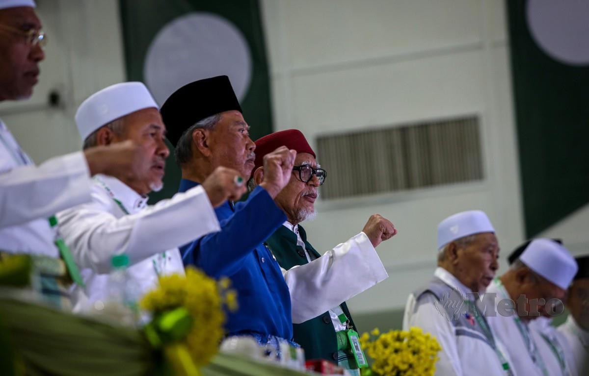 MUHYIDDIN Yassin (tiga kiri) hadir pada Muktamar Tahunan Pas ke 68 di Kompleks Pas Kedah. FOTO Luqman Hakim Zubir