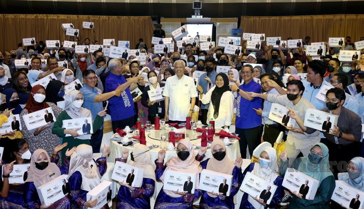  Perdana Menteri  bergambar bersama penerima pada Majlis Pelancaran Inisiatif PerantiSiswa Keluarga Malaysia di Dewan Agung Tuanku Canselor Universiti Teknologi Mara (UiTM) Shah Alam, Selangor. FOTO Aswadi Alias